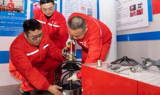 有好看男徒弟爱上女师傅的言情小说么,最好完结 师傅日徒弟的场景